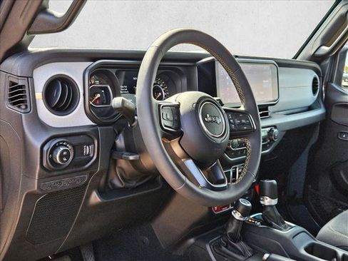 Used 2024 Jeep Gladiator Sport AWD/4WD image 9