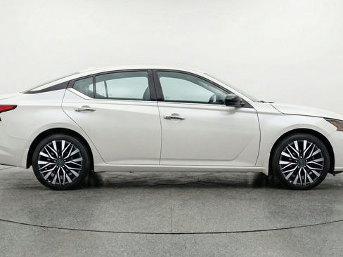 Used 2025 Nissan Altima 2.5 SV FWD image 11