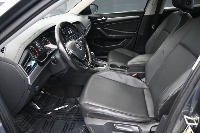 Used 2019 Volkswagen Jetta SE w/ Cold Weather Package FWD image 12
