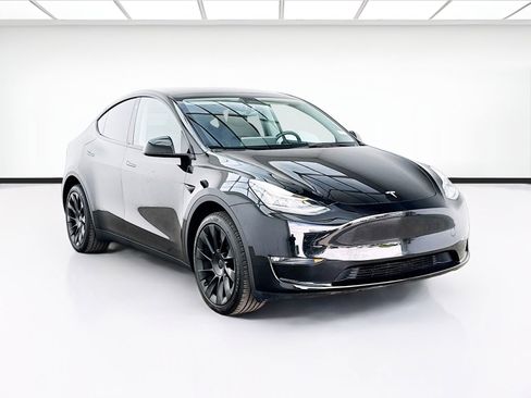 Used 2023 Tesla Model Y AWD image 3
