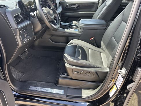 Certified 2025 Chevrolet Suburban LT RWD image 10