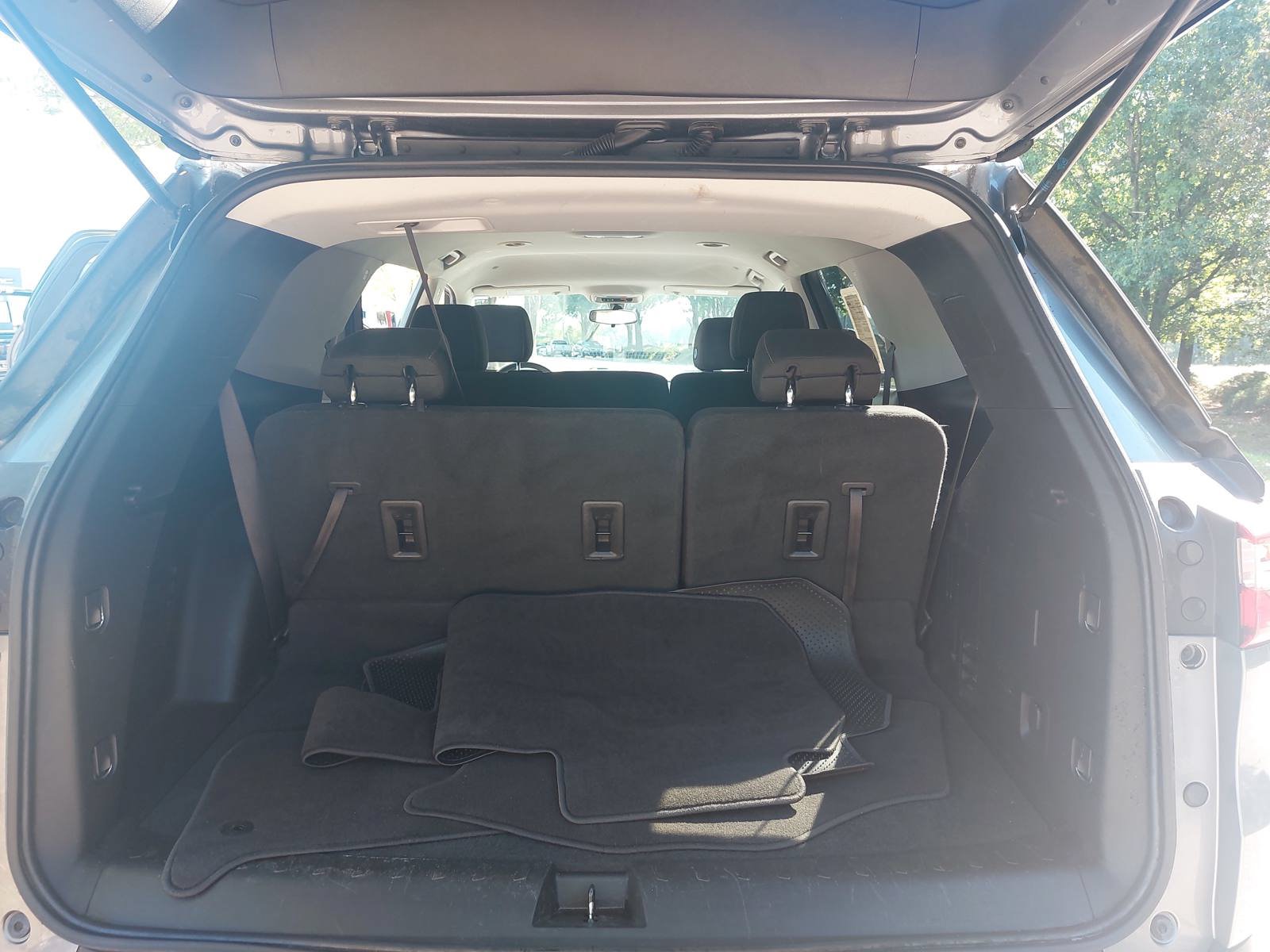 Used 2021 Chevrolet Traverse LS FWD image 12