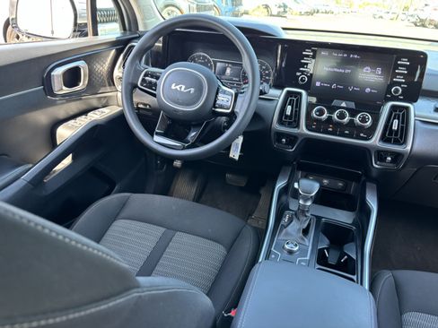 Certified 2022 Kia Sorento LX FWD image 12