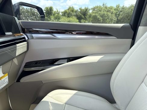 New 2026 Cadillac Escalade Platinum Luxury w/ LPO, Radiant Package AWD/4WD image 24