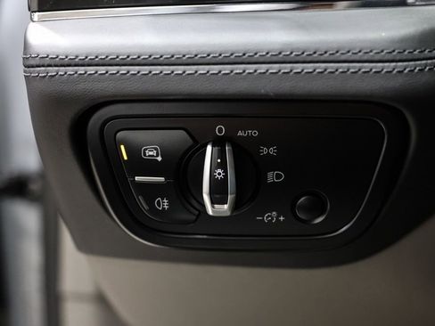 Used 2022 Bentley Bentayga image 44