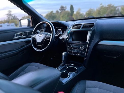 Used 2017 Ford Explorer XLT image 17