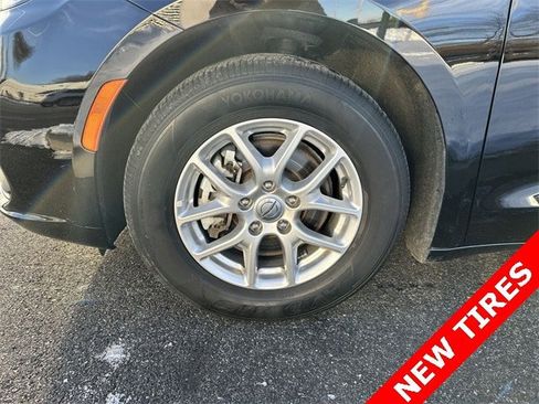 Certified 2024 Chrysler Pacifica Touring-L image 10