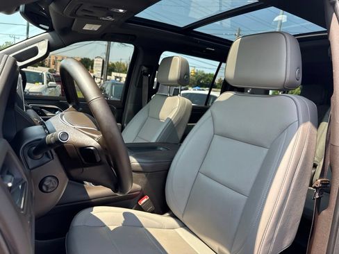Used 2023 GMC Yukon XL SLT w/ SLT Premium Package AWD/4WD image 14
