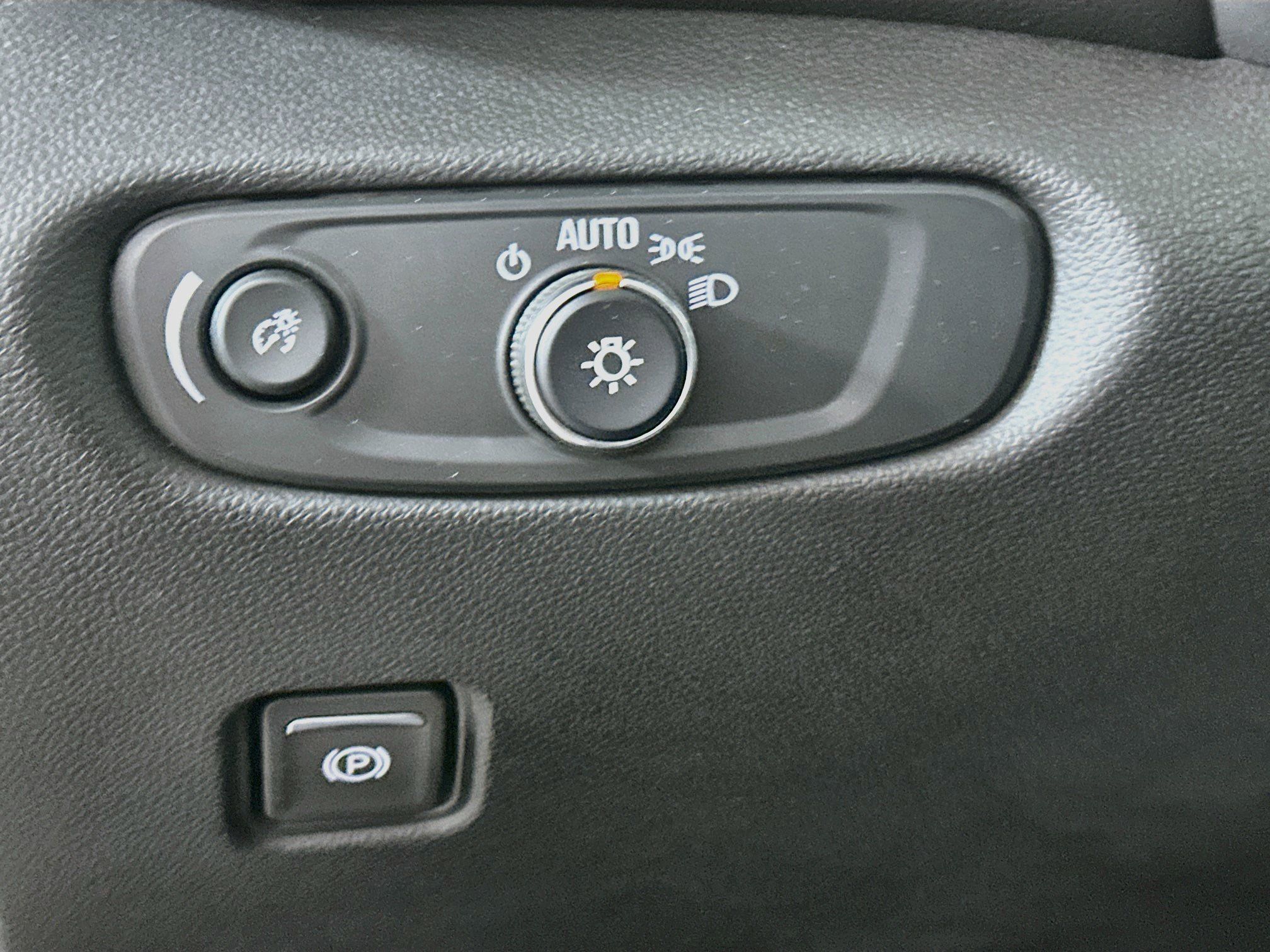 Used 2025 Chevrolet Blazer LT FWD image 16
