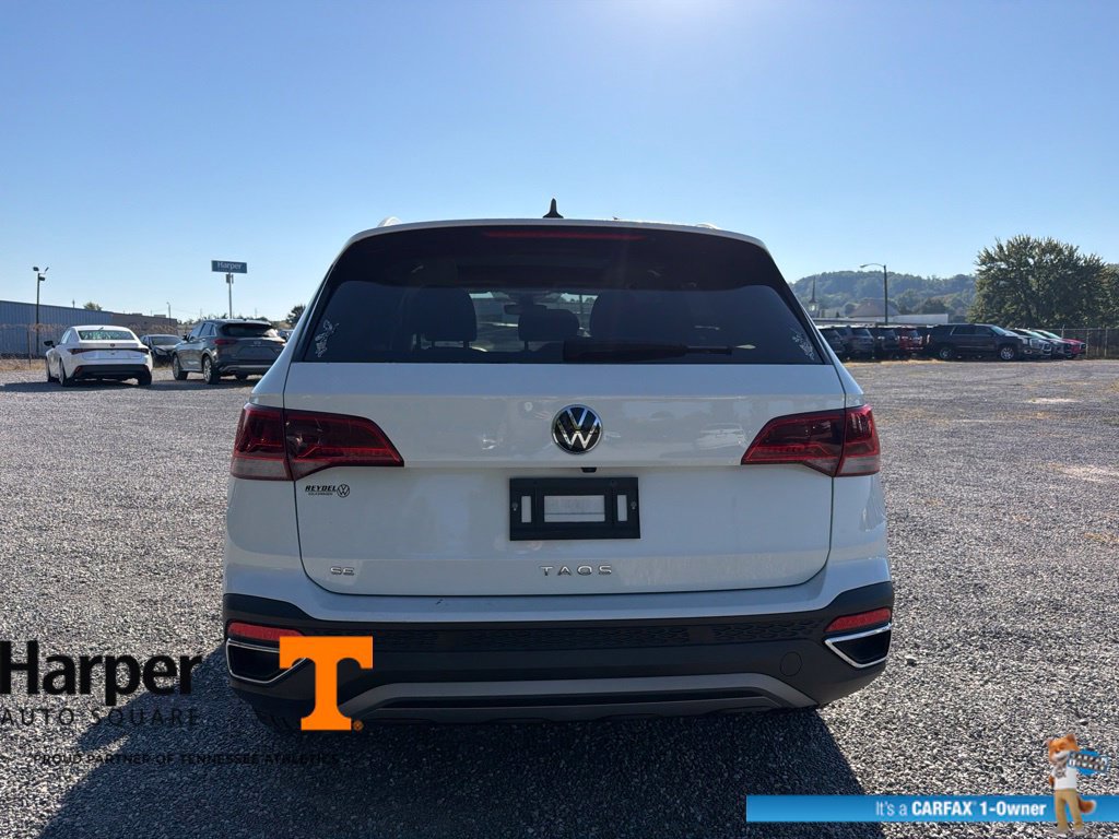 Used 2024 Volkswagen Taos SE w/ Panoramic Sunroof Package FWD image 4
