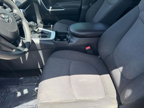 Used 2019 Toyota RAV4 XLE w/ Convenience Package FWD image 12
