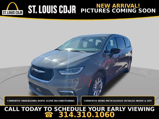 Used 2025 Chrysler Pacifica Select FWD image 1