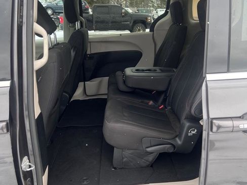 Used 2017 Chrysler Pacifica Touring Plus FWD image 12