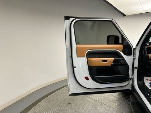 Used 2023 Land Rover Defender 90 V8 image 5