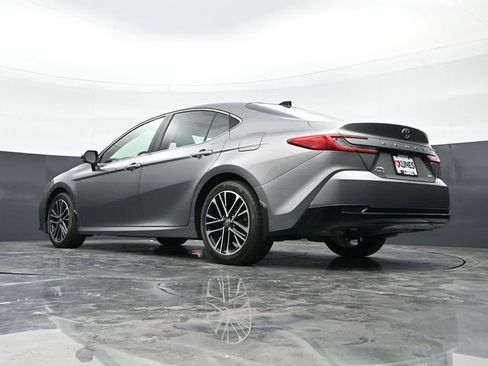 Used 2025 Toyota Camry XLE AWD/4WD image 39