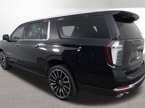 Used 2025 Chevrolet Suburban High Country AWD/4WD image 9