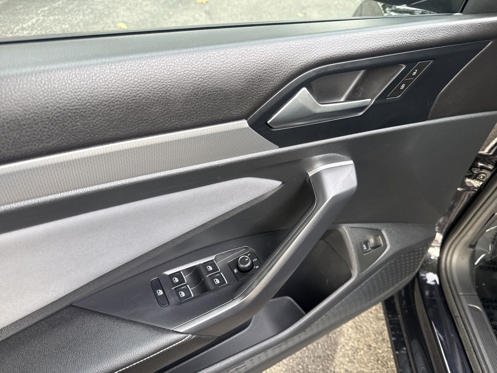 Used 2025 Volkswagen Jetta SE FWD image 15