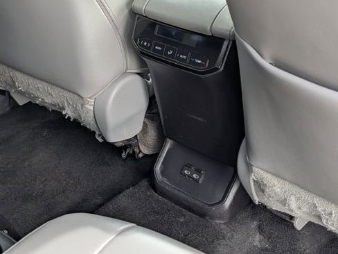 Used 2023 Toyota Highlander XLE FWD image 34