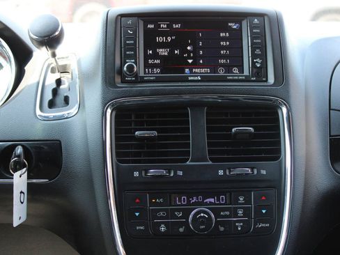 Used 2016 Dodge Grand Caravan SXT FWD image 10