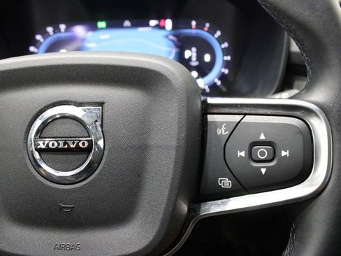 Used 2025 Volvo XC40 B5 Plus image 29