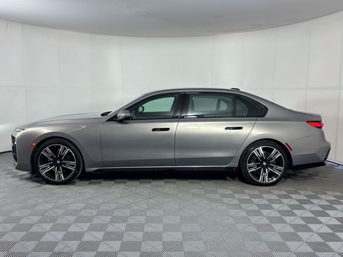 Used 2023 BMW 740i w/ Executive Package RWD image 2