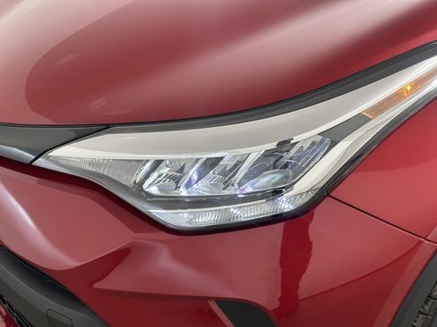 Used 2020 Toyota C-HR XLE image 27