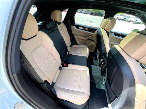 Used 2024 Porsche Cayenne AWD/4WD image 16