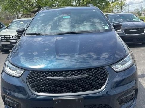Used 2023 Chrysler Pacifica Limited w/ Uconnect Theater Family Group AWD/4WD image 1