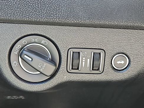 Used 2016 Chrysler 300 C RWD image 25
