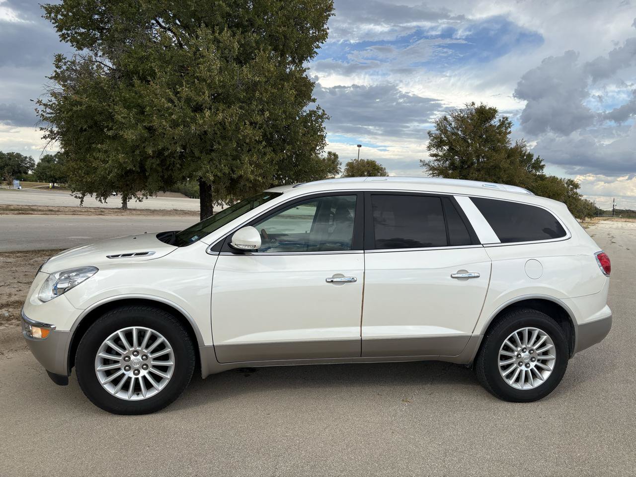 Used 2012 Buick Enclave Leather w/ LPO, Cargo Convenience Pkg FWD image 2