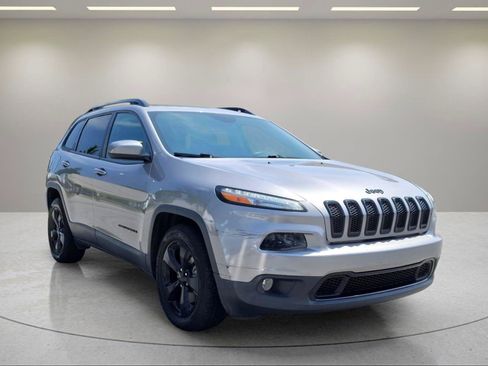 Used 2018 Jeep Cherokee Latitude w/ Altitude Package FWD image 7