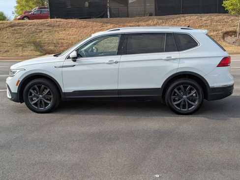Used 2022 Volkswagen Tiguan SE w/ Panoramic Sunroof Package image 7