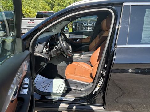 Used 2021 Mercedes-Benz GLC 300 4MATIC w/ AMG Line image 10