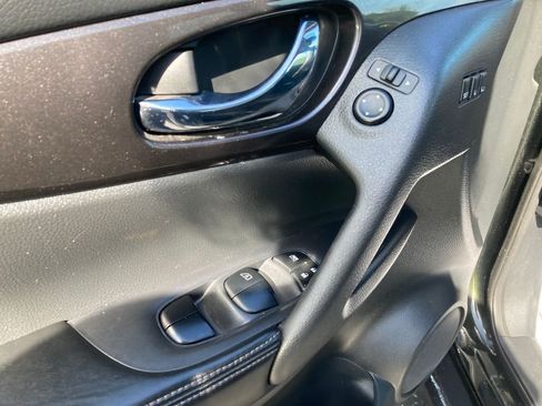 Used 2019 Nissan Rogue SV w/ Sun & Sound Touring Package AWD/4WD image 14
