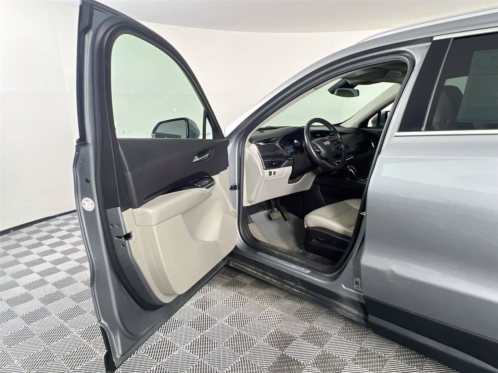 Used 2023 Cadillac XT4 Luxury w/ Cold Weather Package AWD/4WD image 17