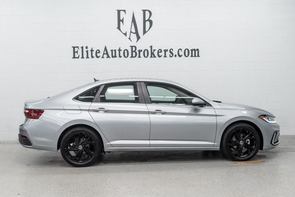 Used 2025 Volkswagen Jetta SE w/ Black Wheel Package FWD image 5