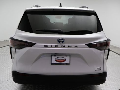 Used 2024 Toyota Sienna XLE image 10