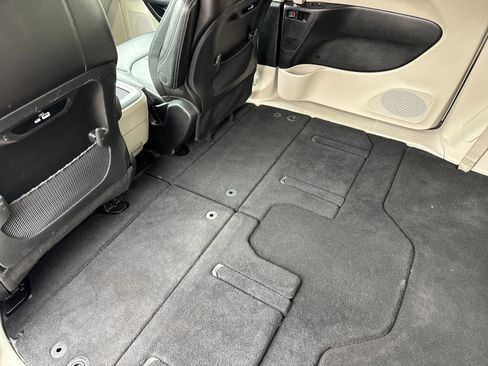 Used 2023 Chrysler Pacifica Touring-L image 9