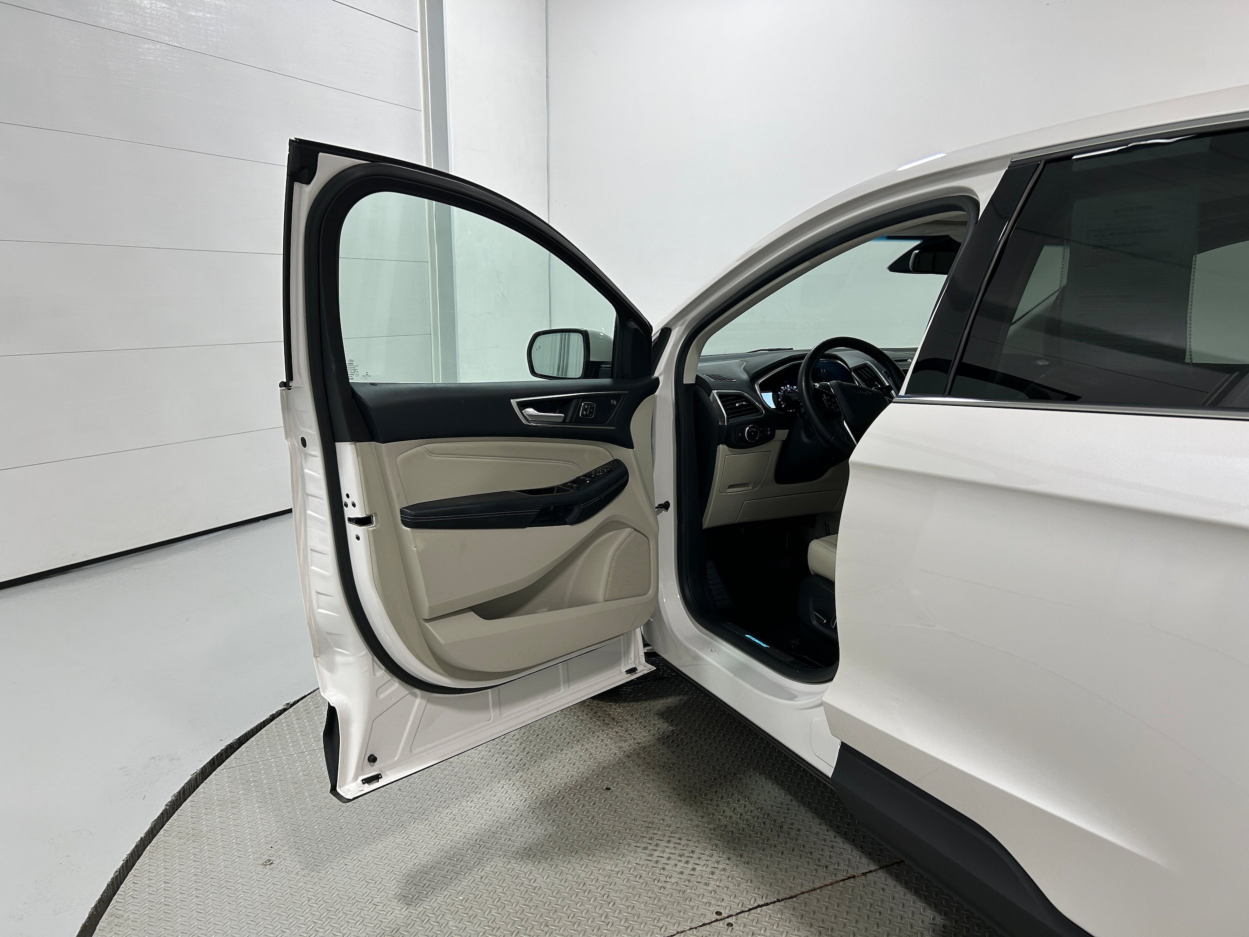 Used 2019 Ford Edge Titanium w/ Equipment Group 301A AWD/4WD image 25