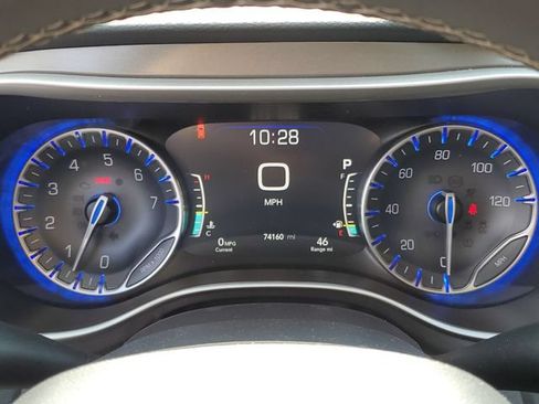 Used 2023 Chrysler Pacifica Touring-L FWD image 24