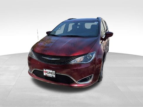 Used 2019 Chrysler Pacifica Touring-L FWD image 4