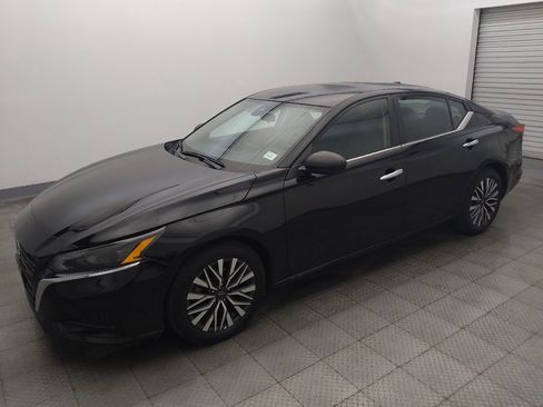 Used 2024 Nissan Altima 2.5 SV FWD image 2