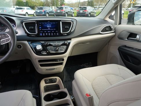 Used 2017 Chrysler Pacifica Touring Plus FWD image 20