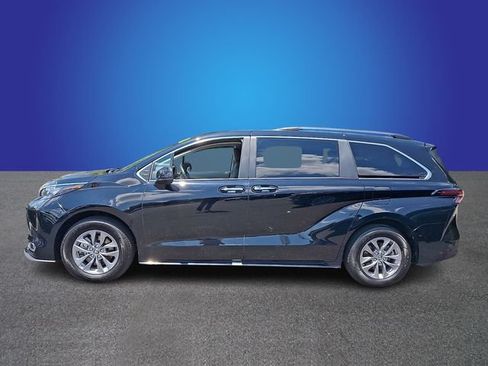 Used 2024 Toyota Sienna XLE FWD image 7