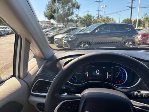 Used 2023 Chrysler Pacifica Touring-L FWD image 32