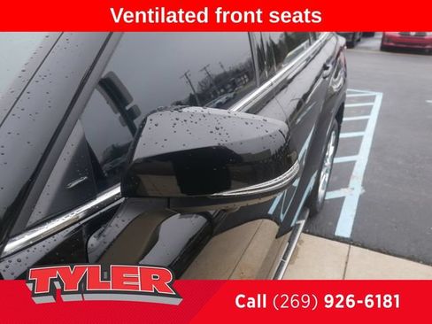 Used 2024 Toyota Highlander Limited AWD/4WD image 11