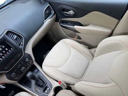 Used 2019 Jeep Cherokee Latitude w/ Popular Appearance Group FWD image 17