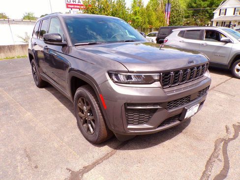 New 2026 Jeep Grand Cherokee Altitude AWD/4WD image 3