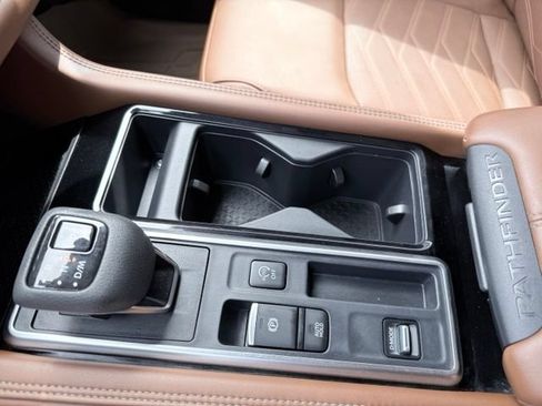 Used 2024 Nissan Pathfinder Platinum FWD image 13