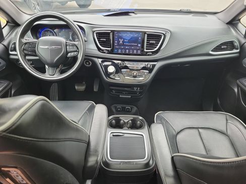 Used 2020 Chrysler Pacifica Limited w/ Advanced Safetytec Group FWD image 12